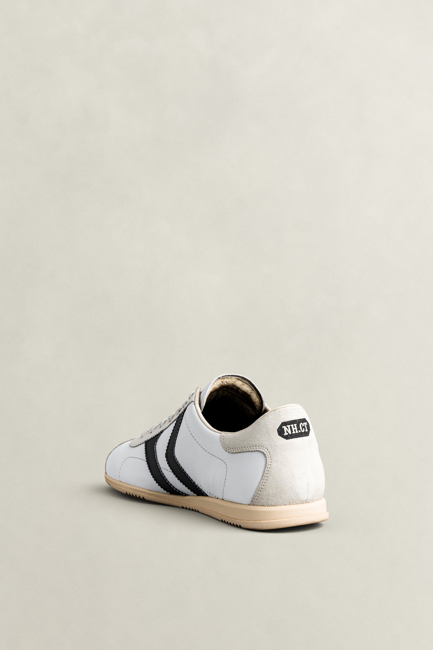 WHITE, SPEARCLUB, FLAT-LAY BY GANT AU.