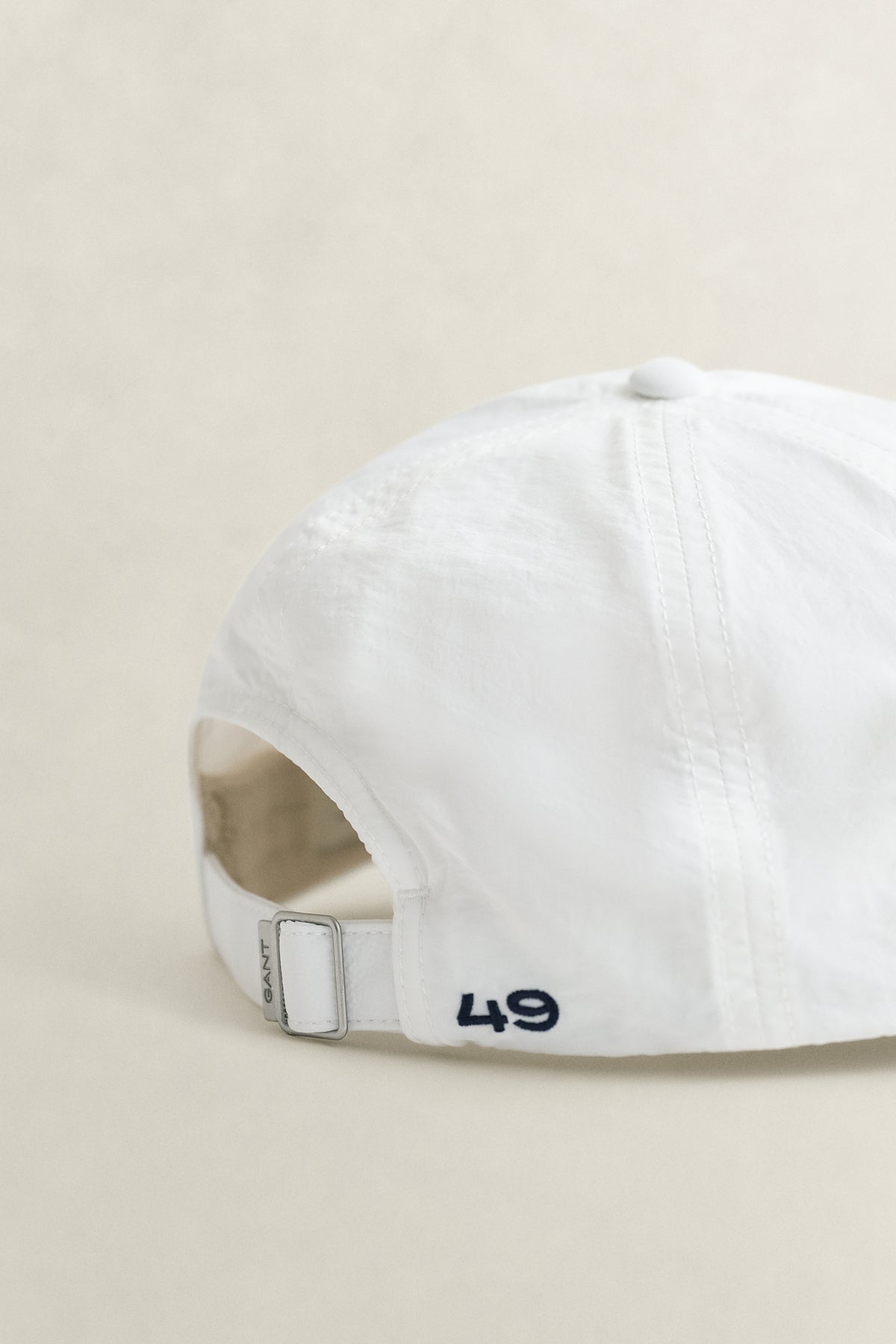 EGGSHELL, GRAPHIC CRINKLED CAP, CLOSE-UP BY GANT AU.