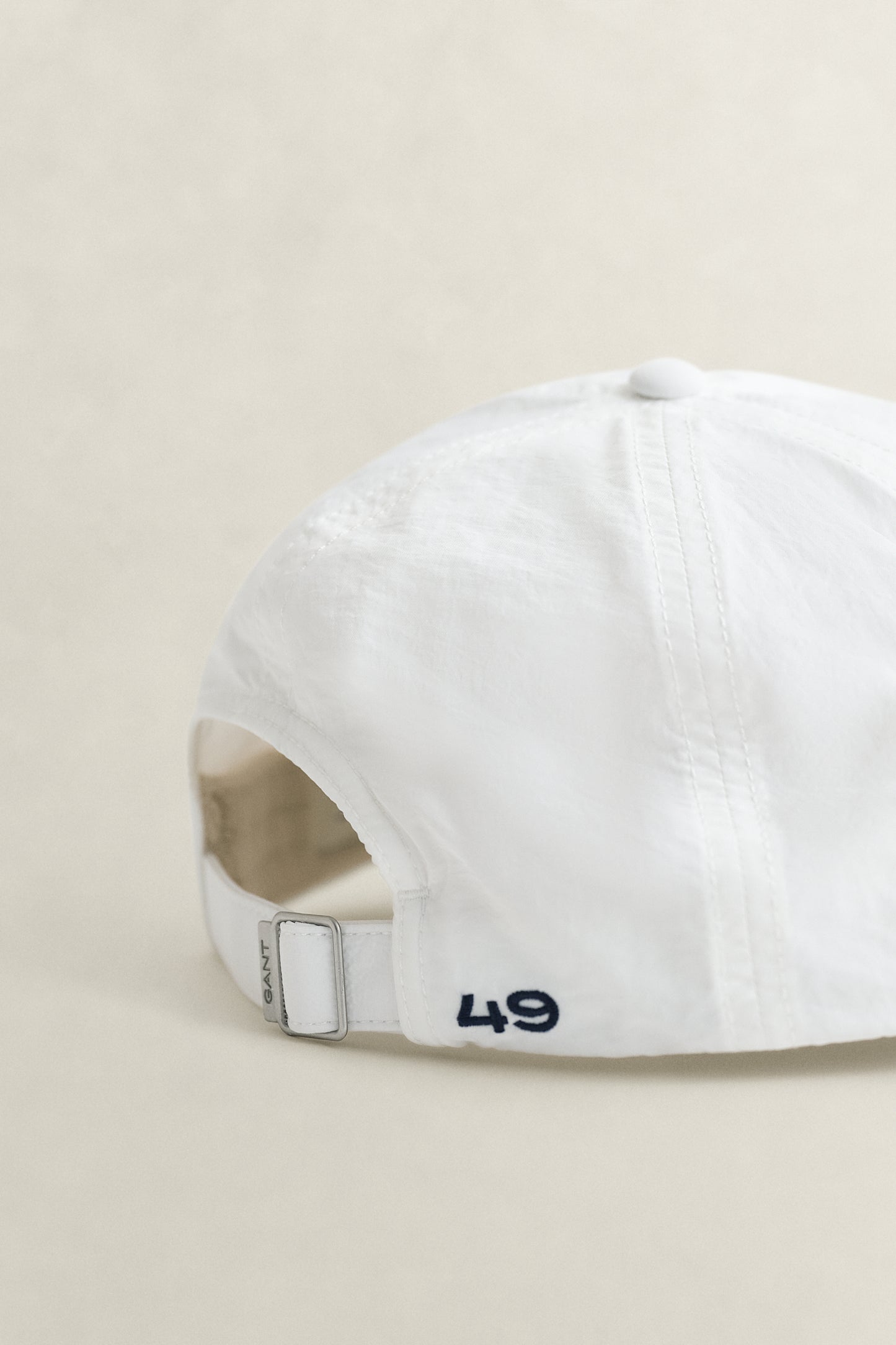 EGGSHELL, GRAPHIC CRINKLED CAP, CLOSE-UP BY GANT AU.