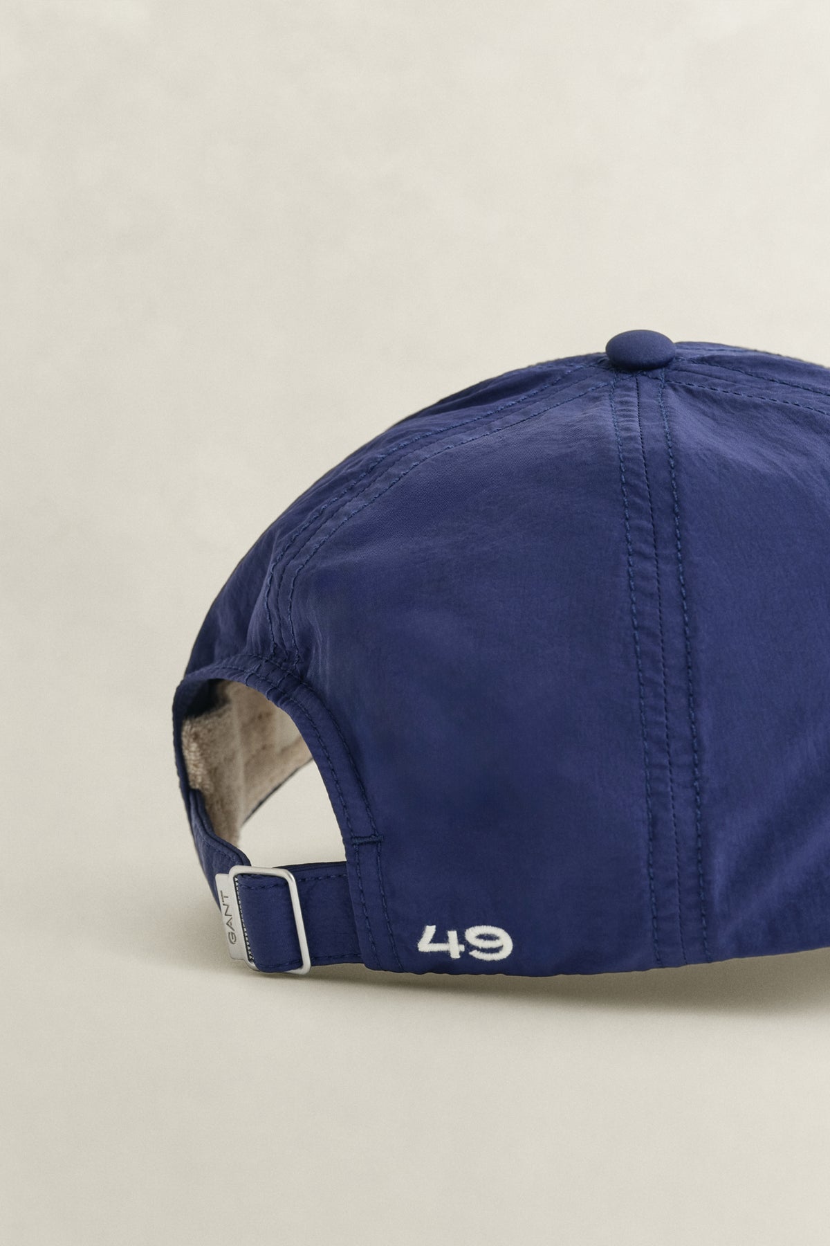 CLASSIC BLUE, GRAPHIC CRINKLED CAP, CLOSE-UP BY GANT AU.