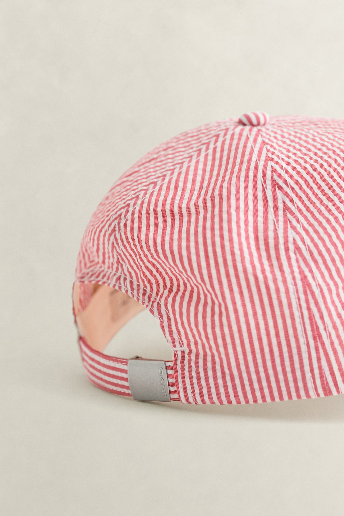 ROSE RED, SEERSUCKER CAP, CLOSE-UP BY GANT AU.