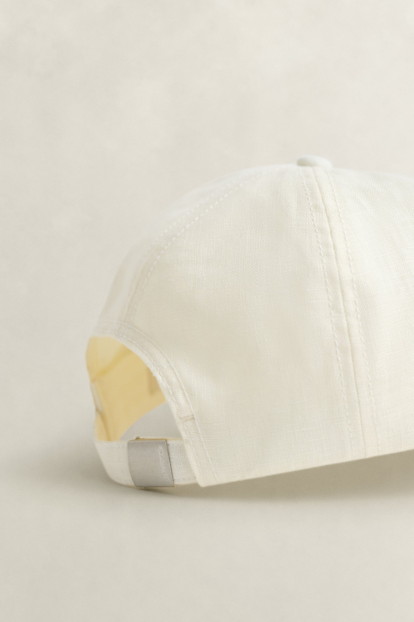 CREAM, LINEN CAP, FLAT-LAY BY GANT AU.