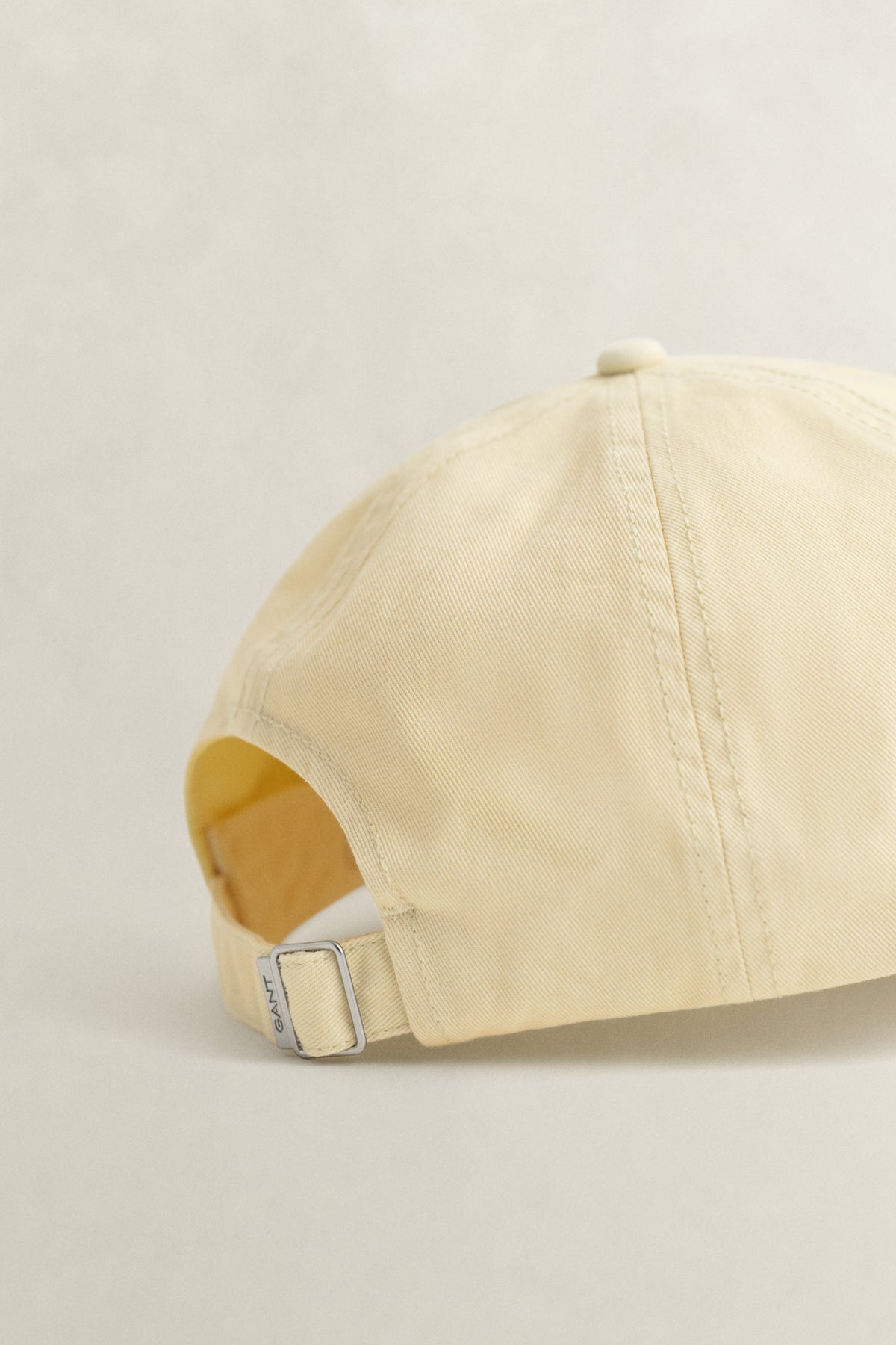 VANILLA YELLOW, SHIELD SUNFADED CAP, CLOSE-UP BY GANT AU.