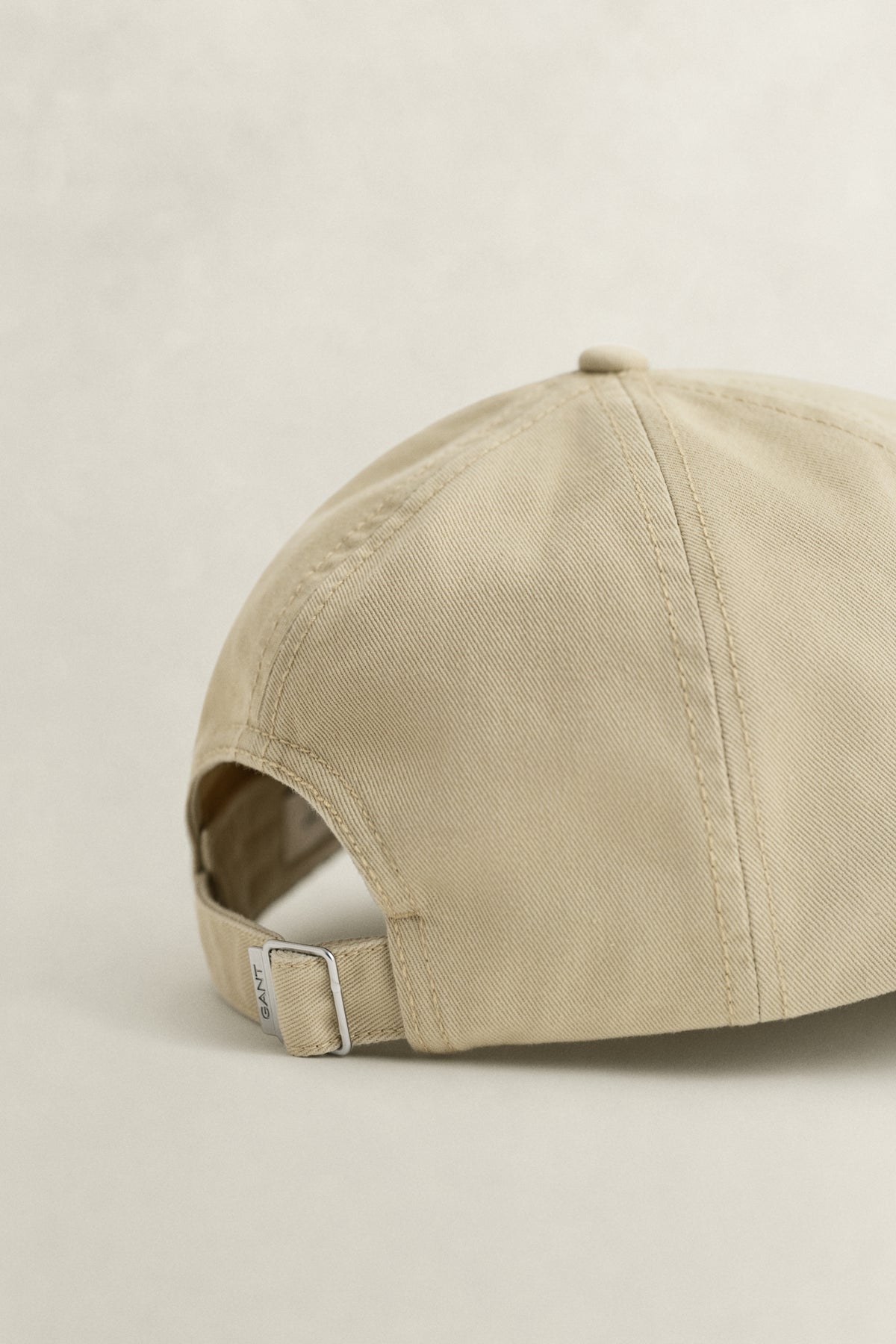 OAT BEIGE, SHIELD COTTON TWILL CAP, CLOSE-UP BY GANT AU.