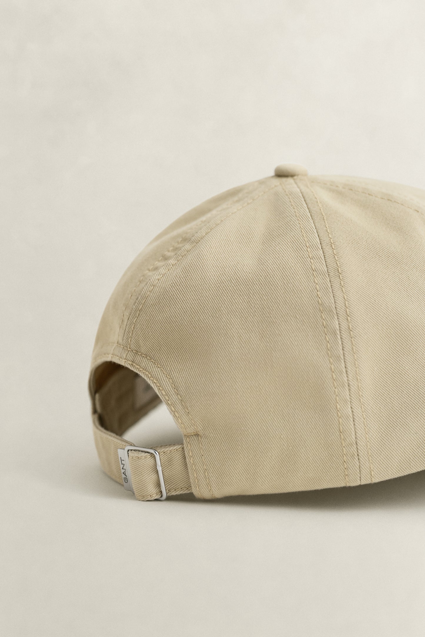 OAT BEIGE, SHIELD COTTON TWILL CAP, CLOSE-UP BY GANT AU.