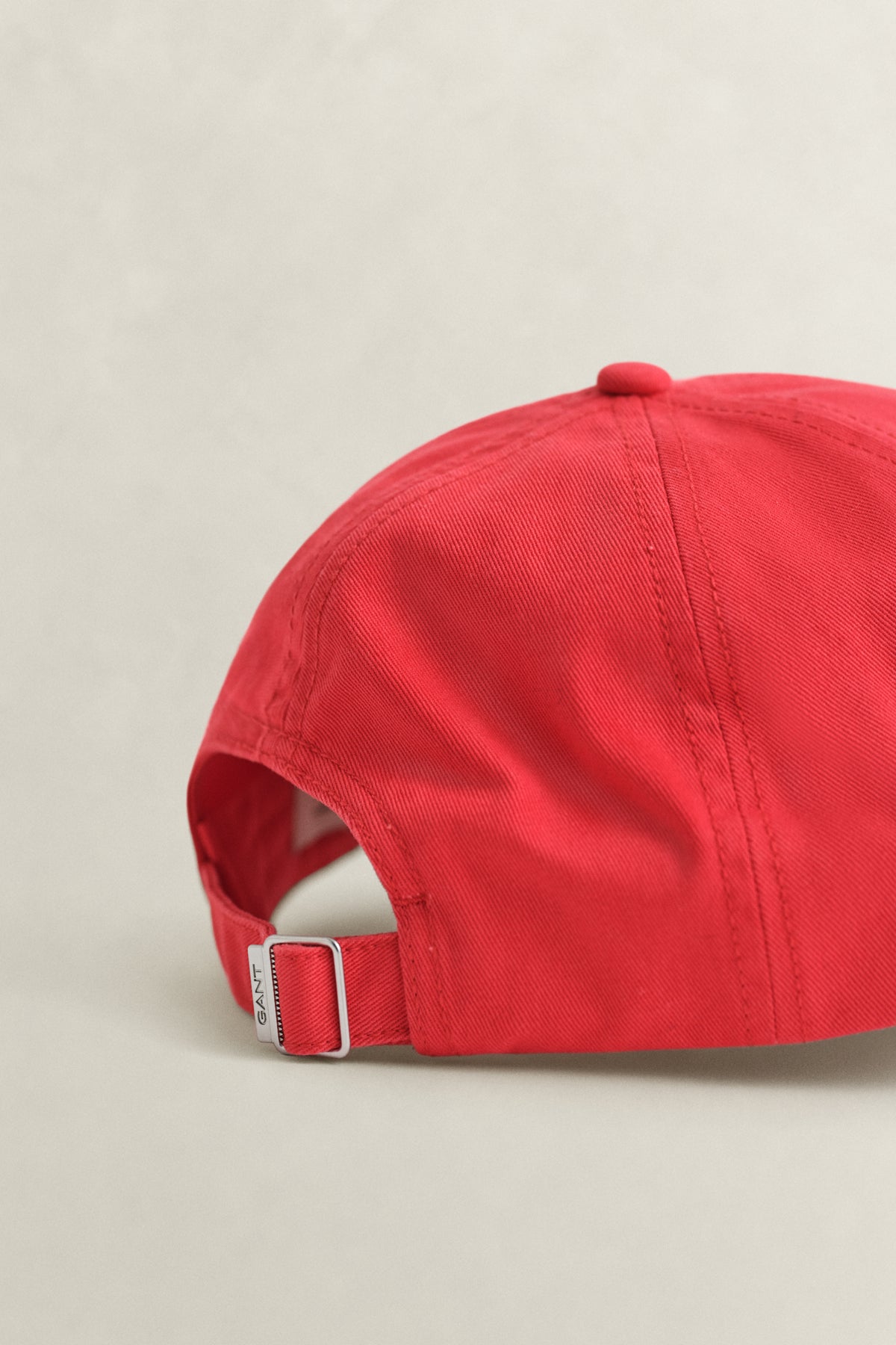 ROSE RED, SHIELD COTTON TWILL CAP, CLOSE-UP BY GANT AU.
