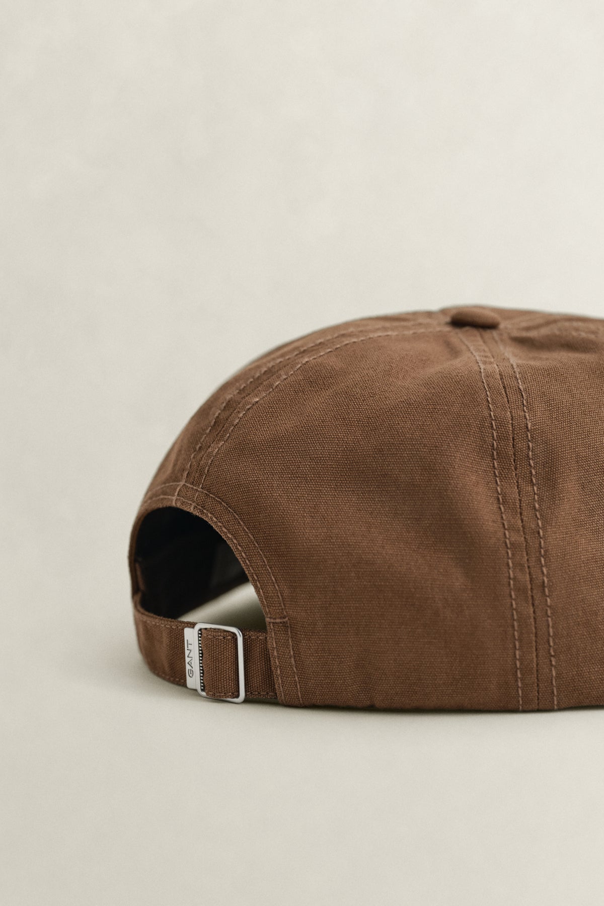 MAHOGANY BROWN, ARCHIVE CAMP CAP, CLOSE-UP BY GANT AU.