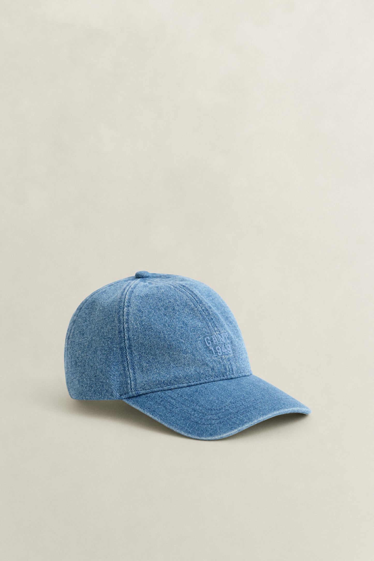 SEMI LIGHT BLUE BROKEN IN, DENIM CAP, FRONT-VIEW BY GANT AU.
