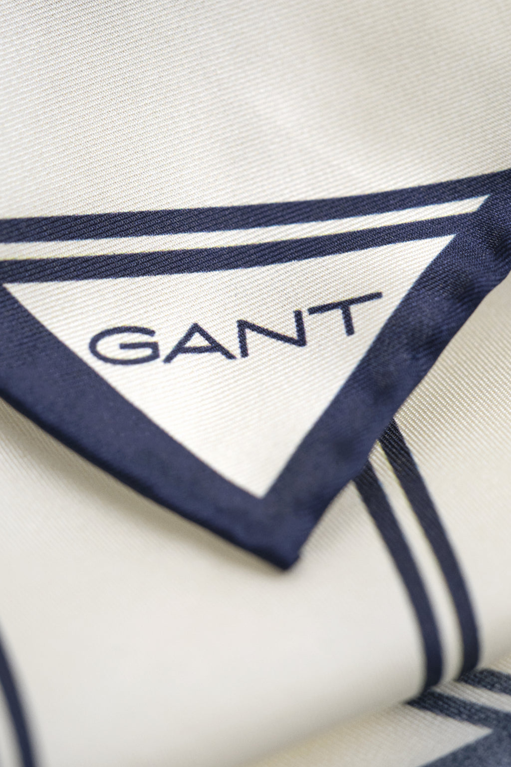 CREAM, STRIPED POCKET SQUARE, CLOSE-UP BY GANT AU.