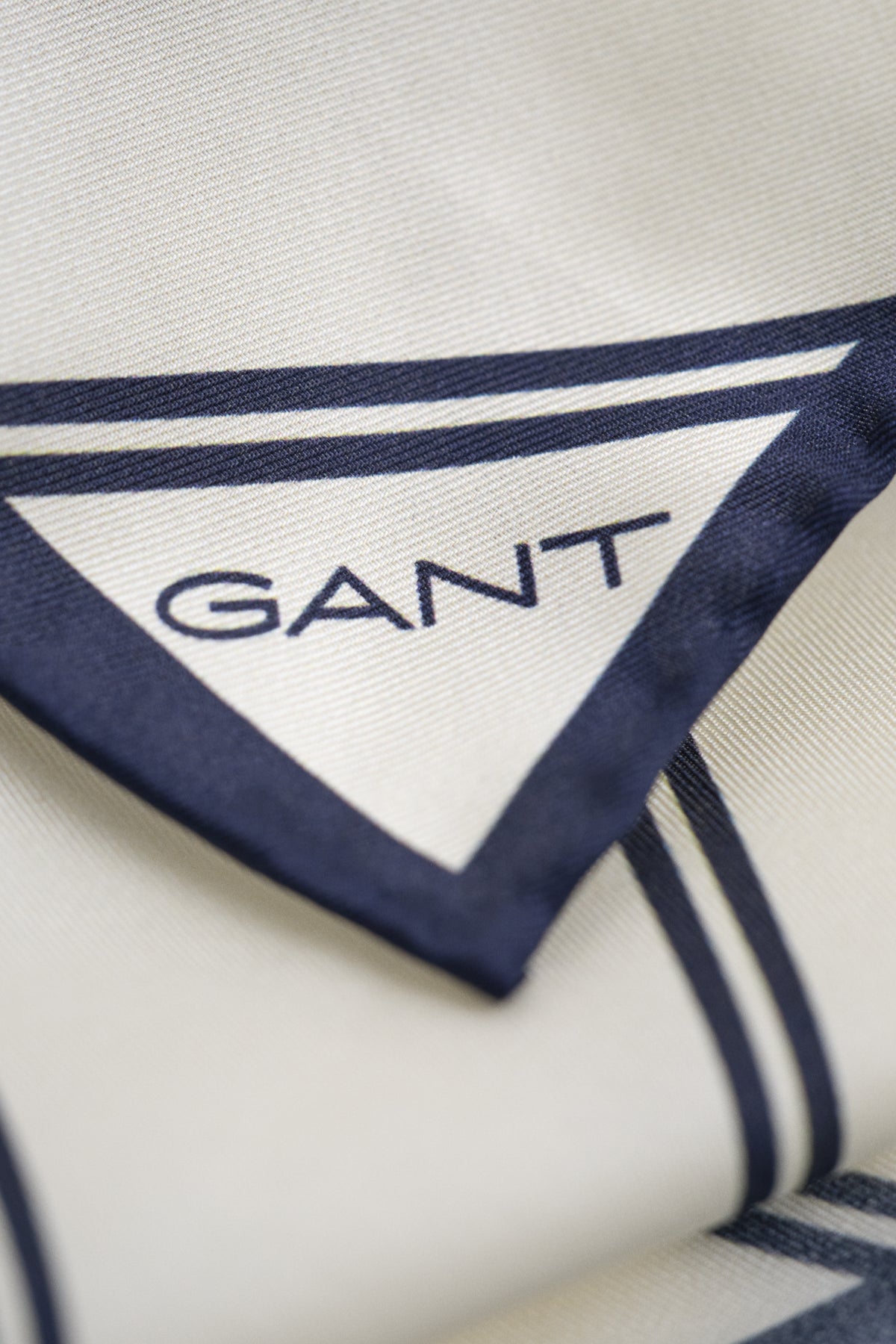 CREAM, STRIPED POCKET SQUARE, CLOSE-UP BY GANT AU.