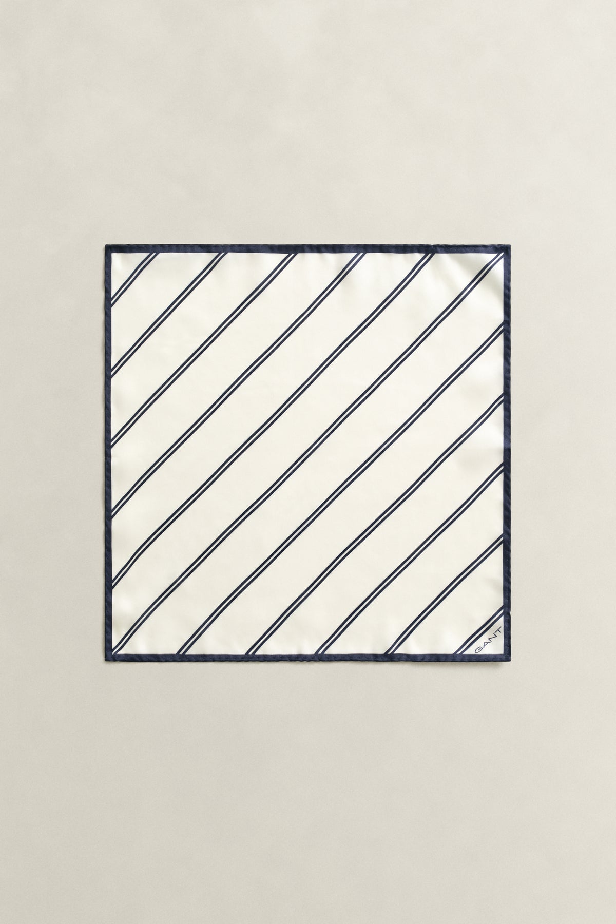 CREAM, STRIPED POCKET SQUARE BY GANT AU.