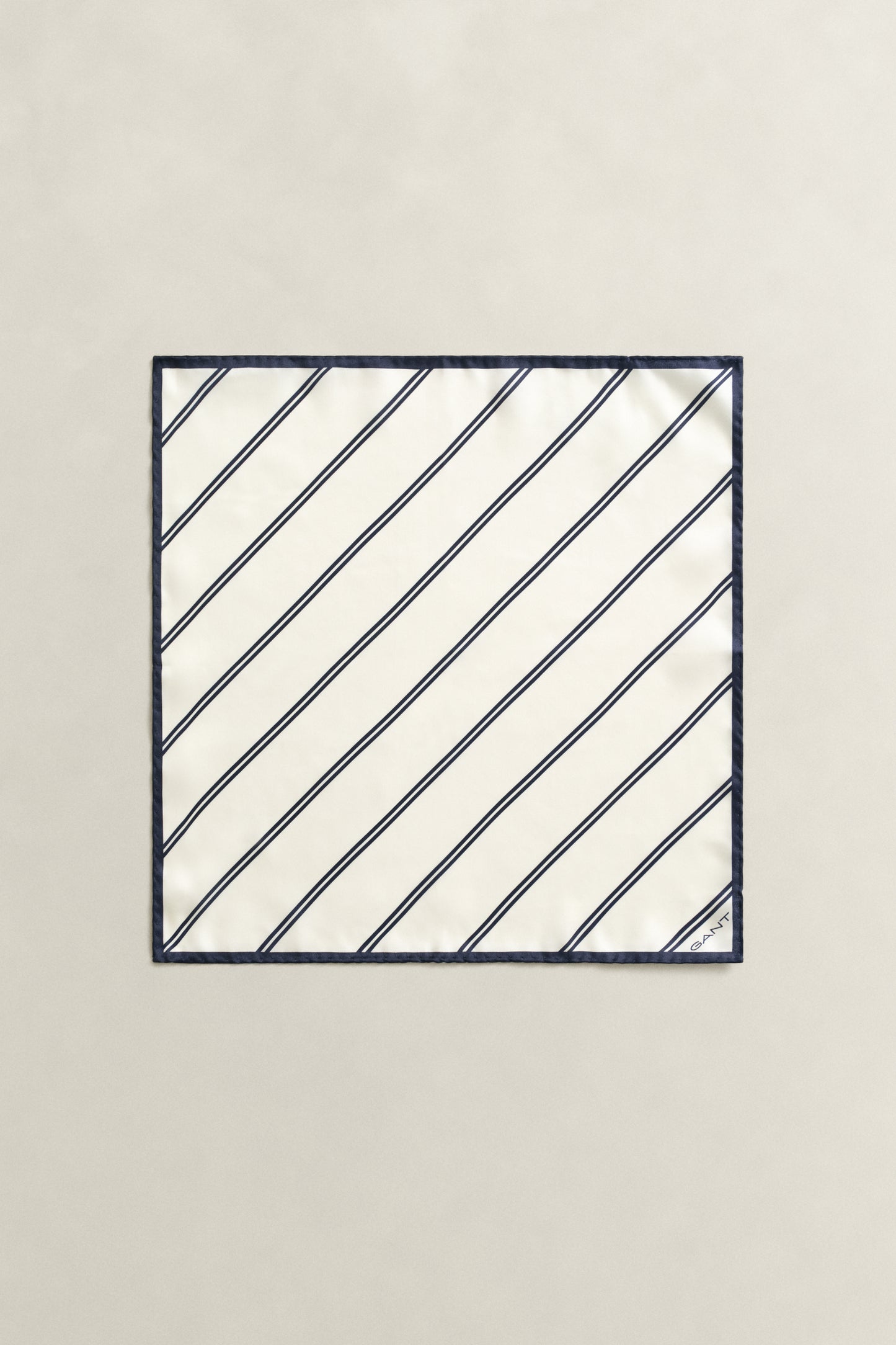CREAM, STRIPED POCKET SQUARE BY GANT AU.