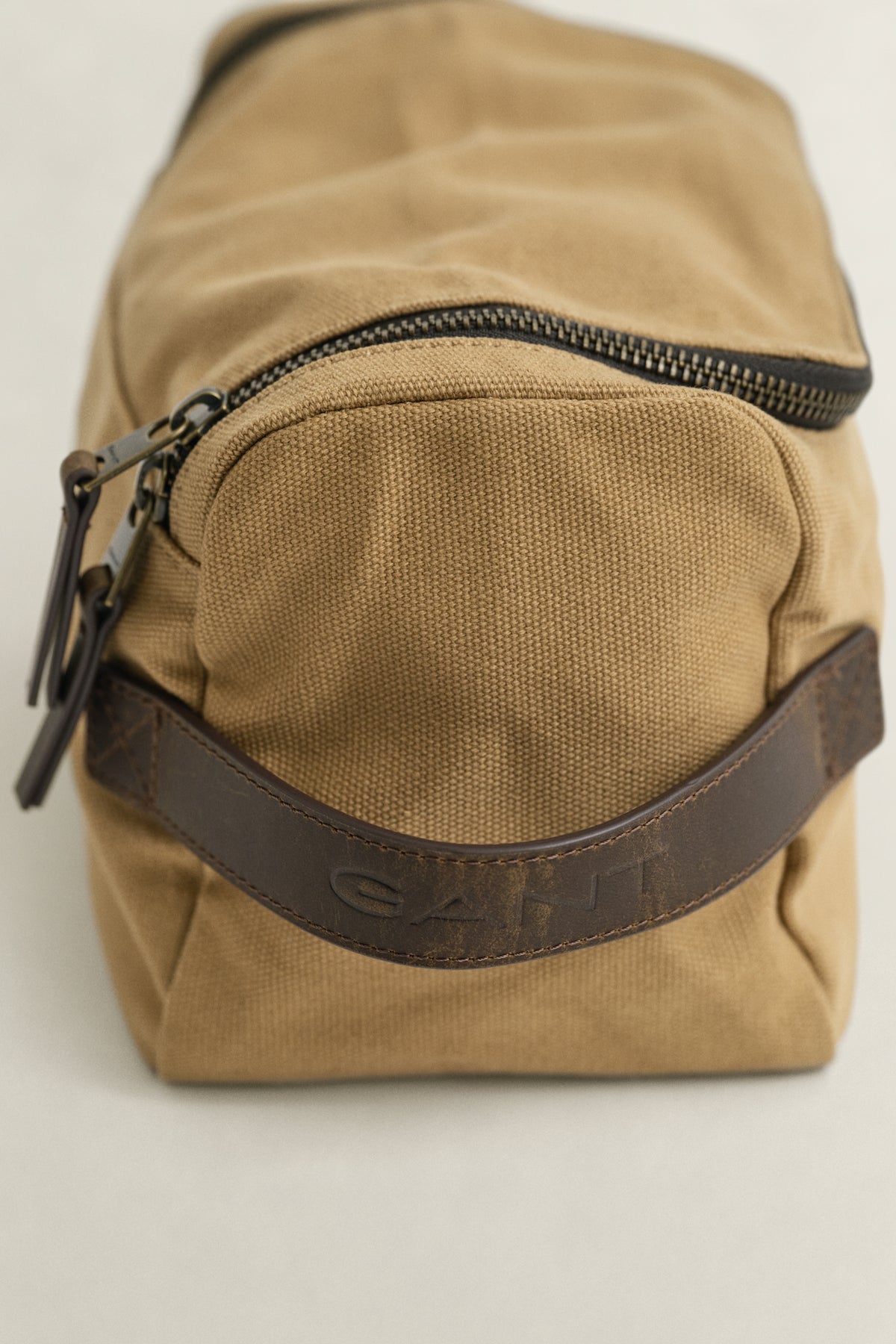 WARM KHAKI, MODERN PREMIUM WASHBAG, FLAT-LAY BY GANT AU.