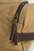 WARM KHAKI, MODERN PREMIUM WASHBAG, CLOSE-UP BY GANT AU.