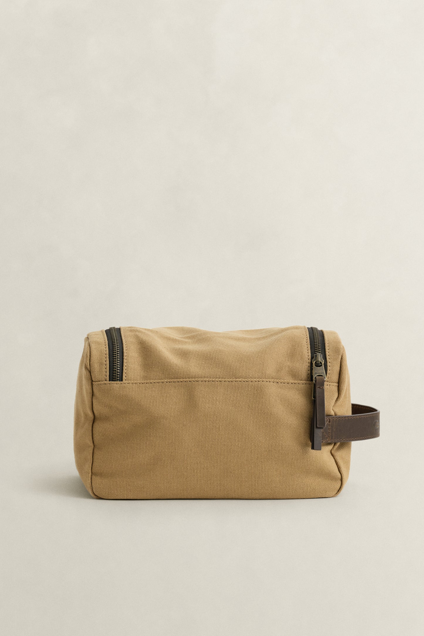 WARM KHAKI, MODERN PREMIUM WASHBAG, BACK-VIEW BY GANT AU.