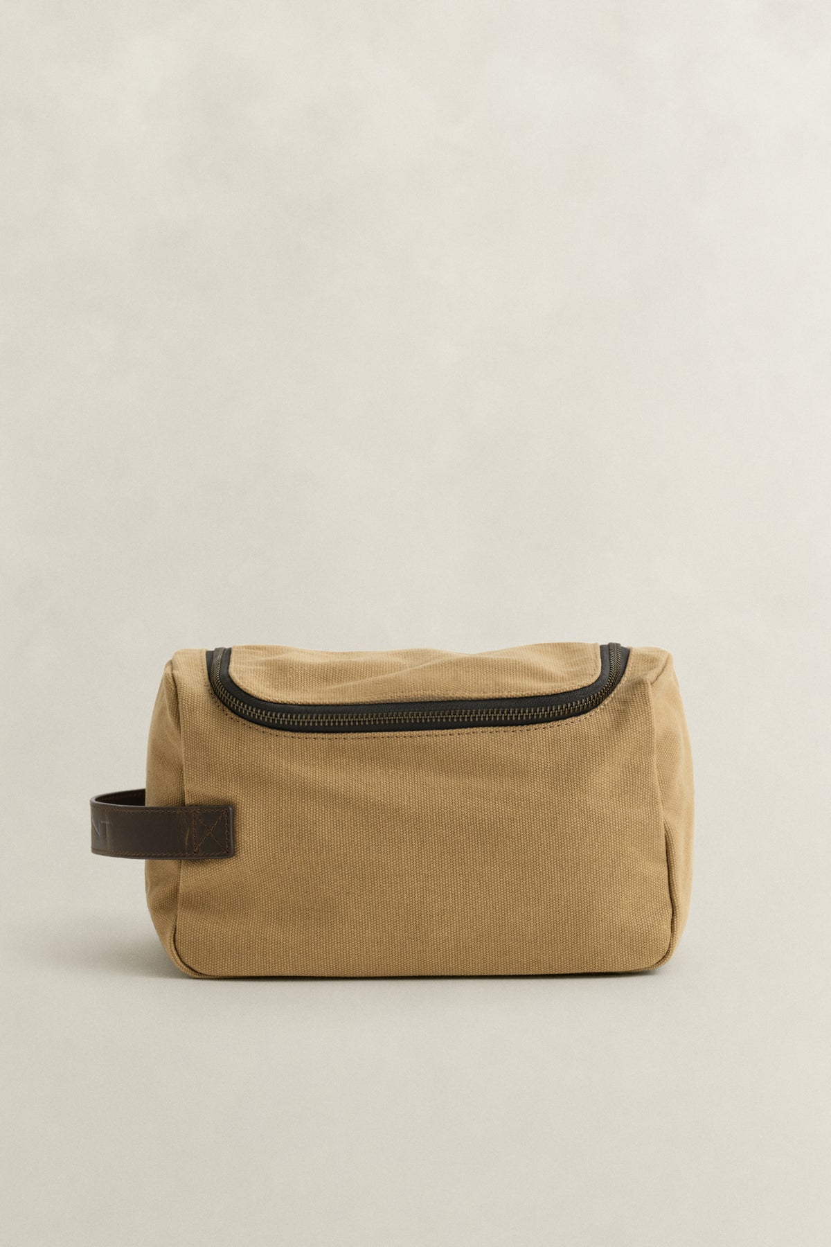 WARM KHAKI, MODERN PREMIUM WASHBAG BY GANT AU.