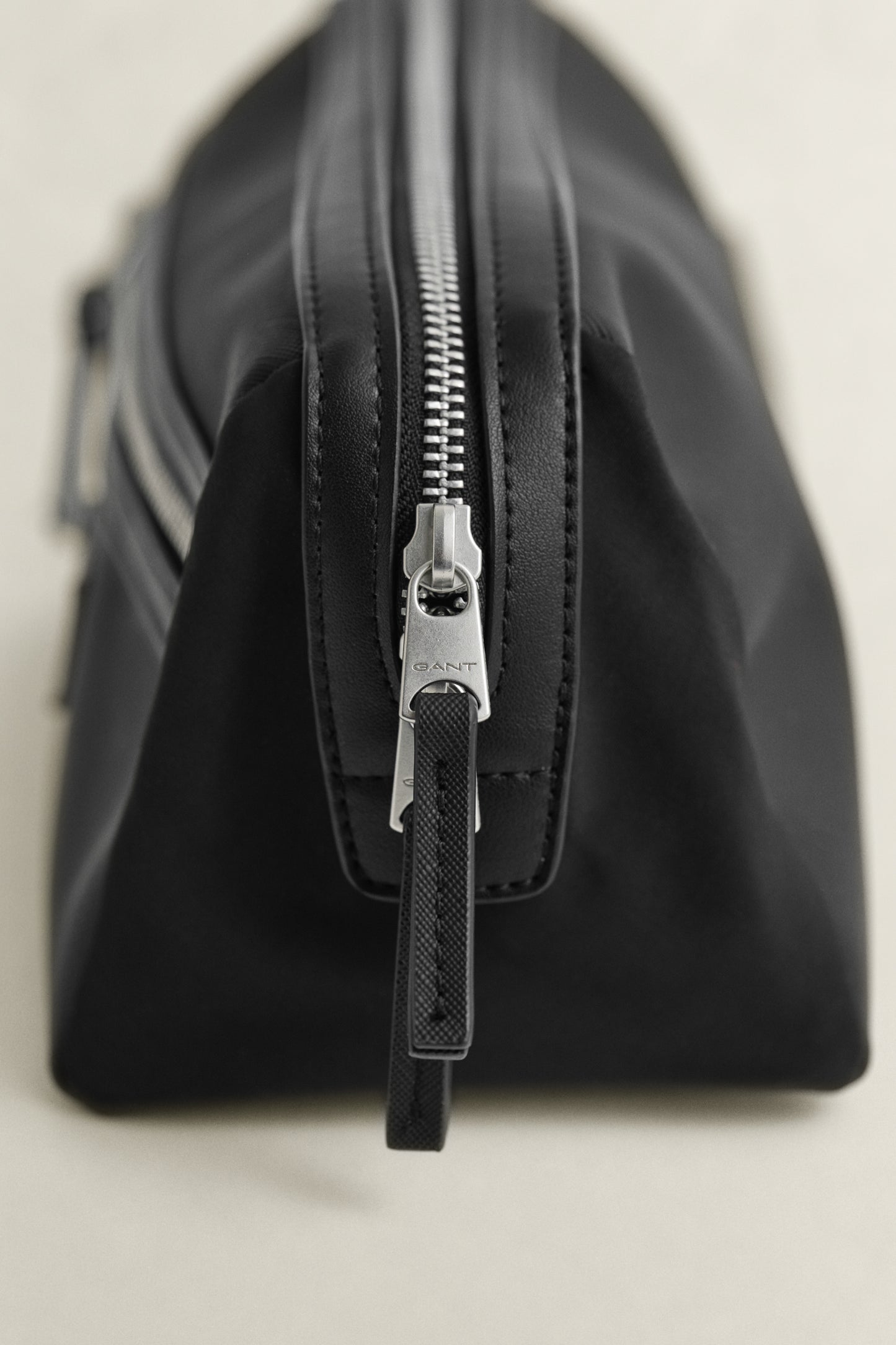 BLACK, SMART CASUAL WASHBAG, CLOSE-UP BY GANT AU.