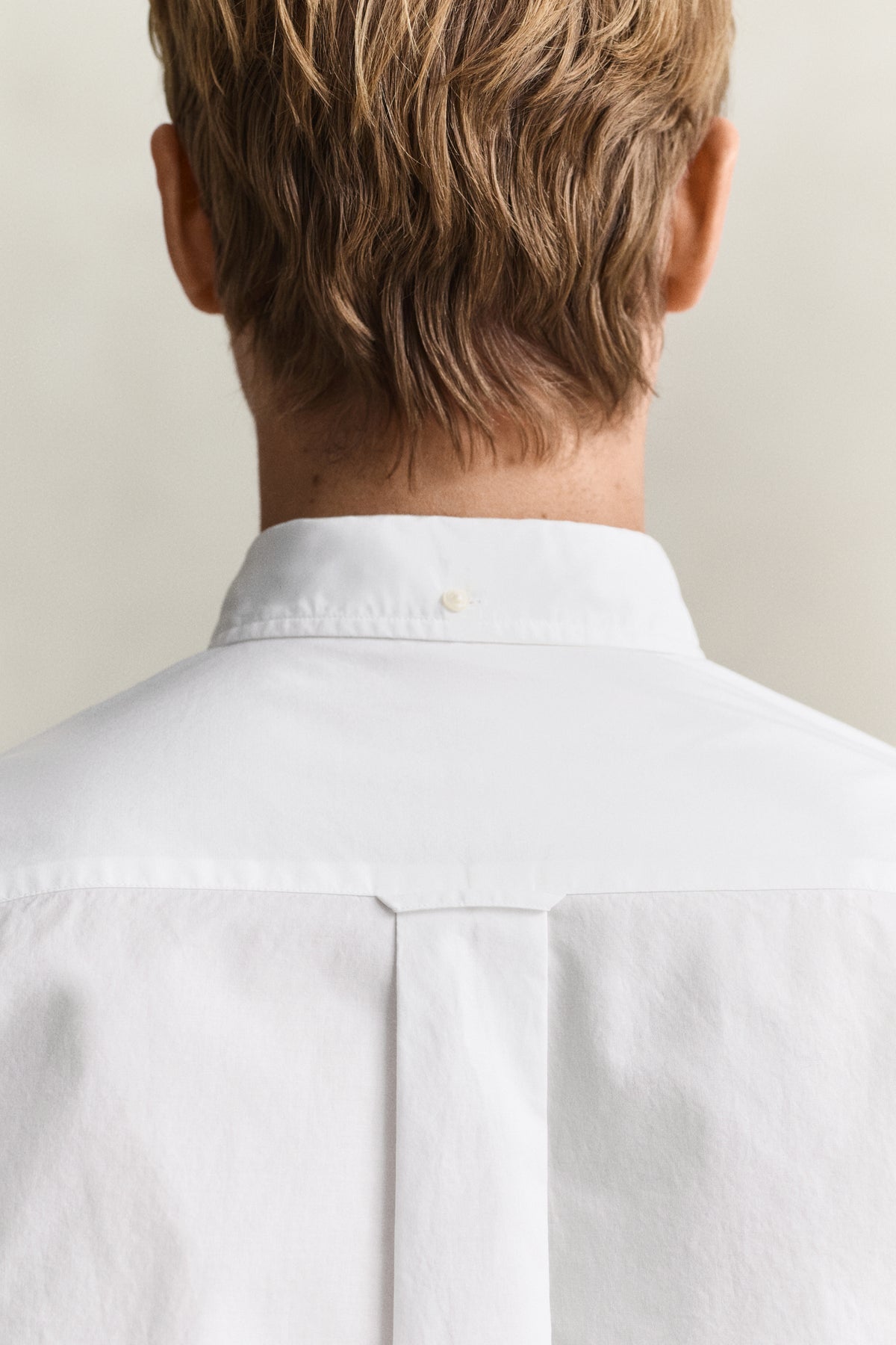 MODEL WEARING REG CLASSIC POPLIN SHIRT