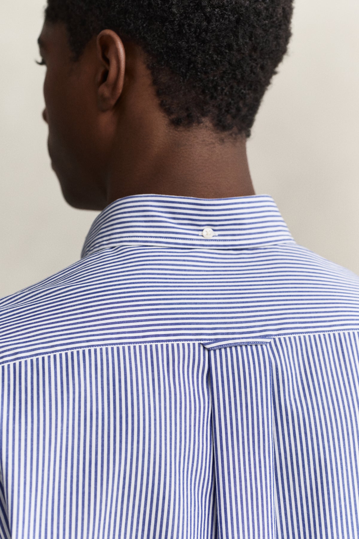 MODEL WEARING REG CLASSIC POPLIN BANKER SHIRT
