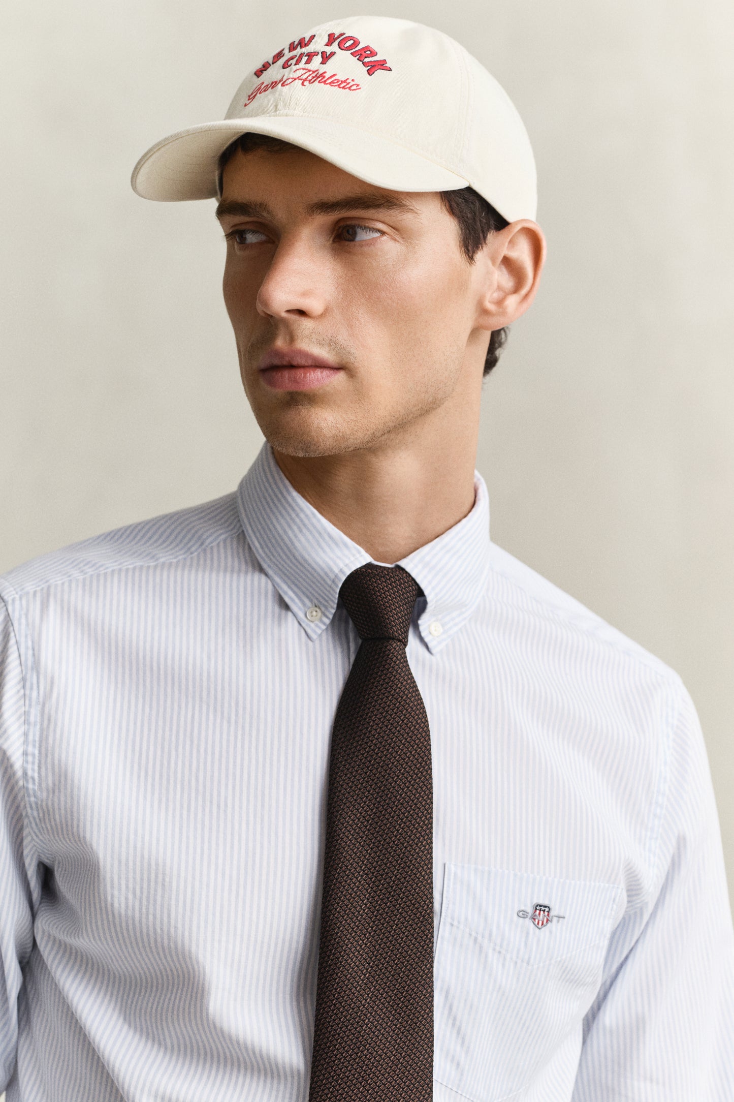 MODEL WEARING REG CLASSIC POPLIN BANKER SHIRT