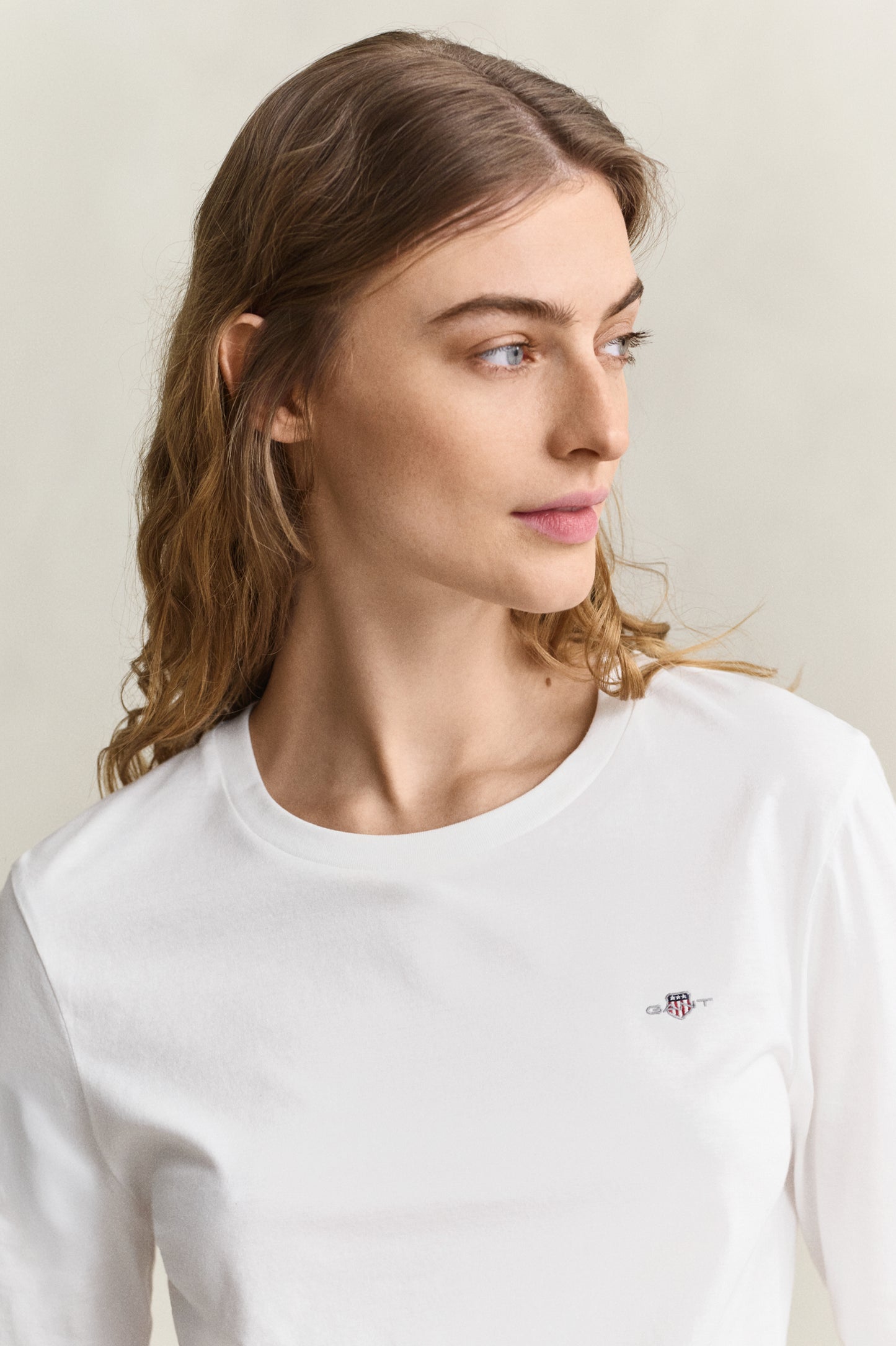 WHITE, REG SHIELD LS T-SHIRT, CLOSE-UP BY GANT AU.