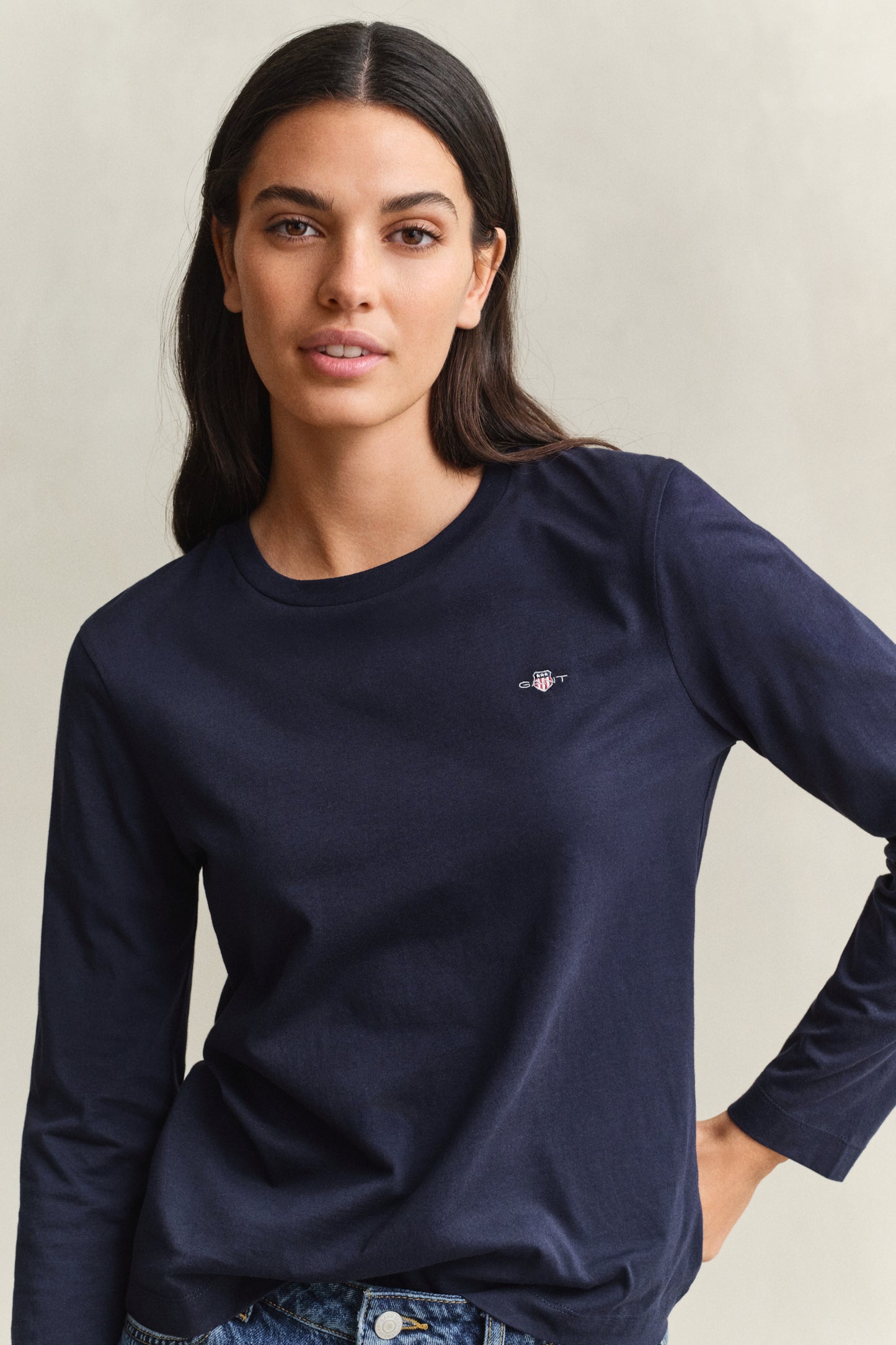 EVENING BLUE, REG SHIELD LS T-SHIRT, CLOSE-UP BY GANT AU.
