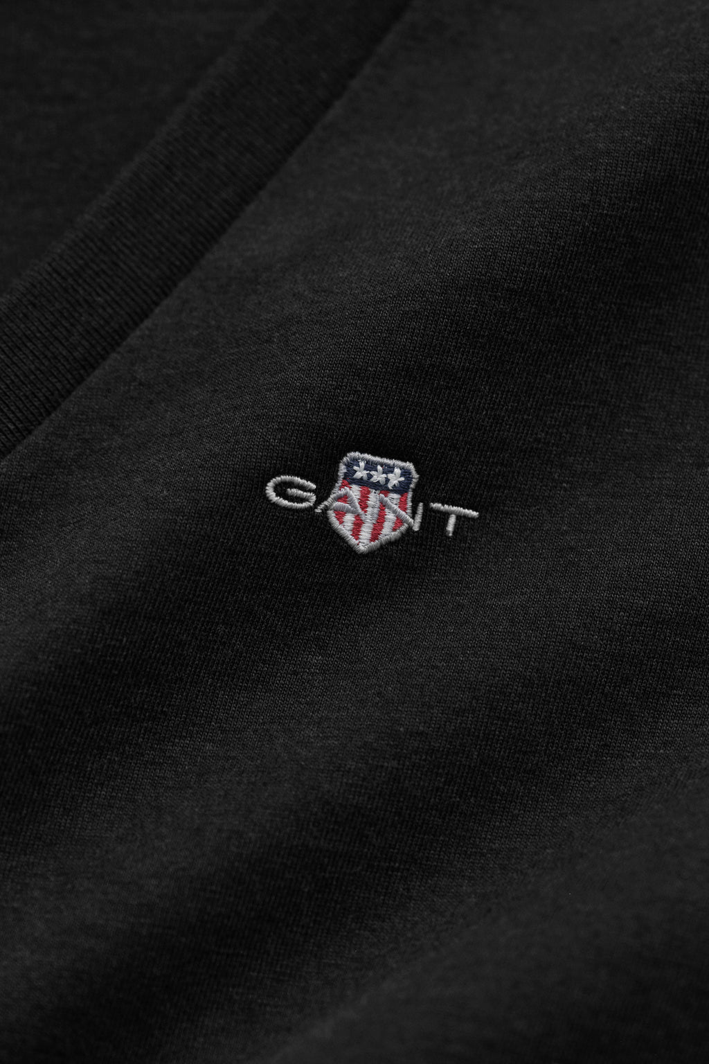 BLACK, REG SHIELD SS V-NECK T-SHIRT, CLOSE-UP BY GANT AU.