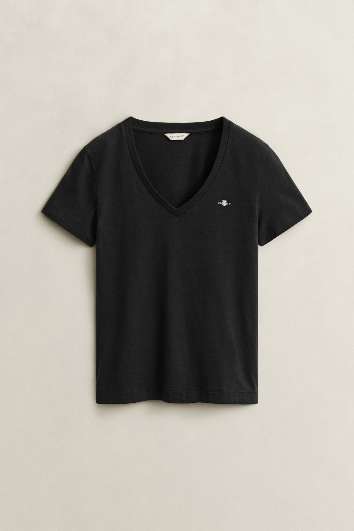 BLACK, REG SHIELD SS V-NECK T-SHIRT BY GANT AU.
