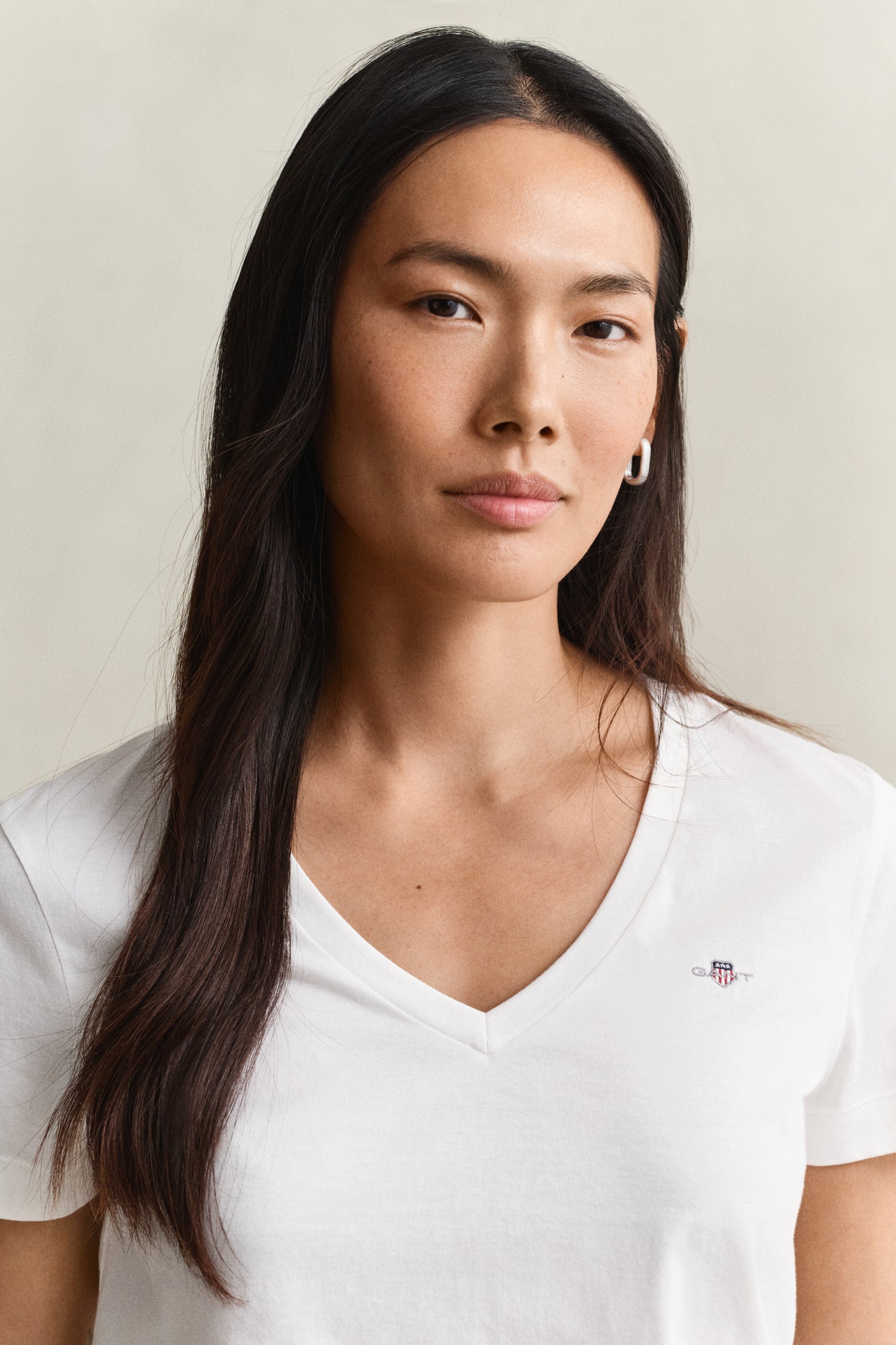 WHITE, REG SHIELD SS V-NECK T-SHIRT, CLOSE-UP BY GANT AU.