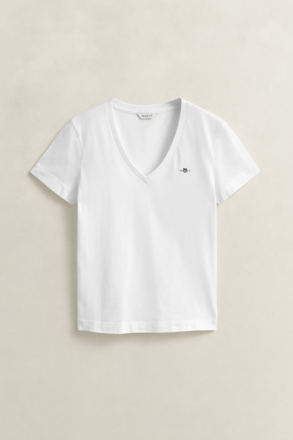 WHITE, REG SHIELD SS V-NECK T-SHIRT, FLAT-LAY BY GANT AU.
