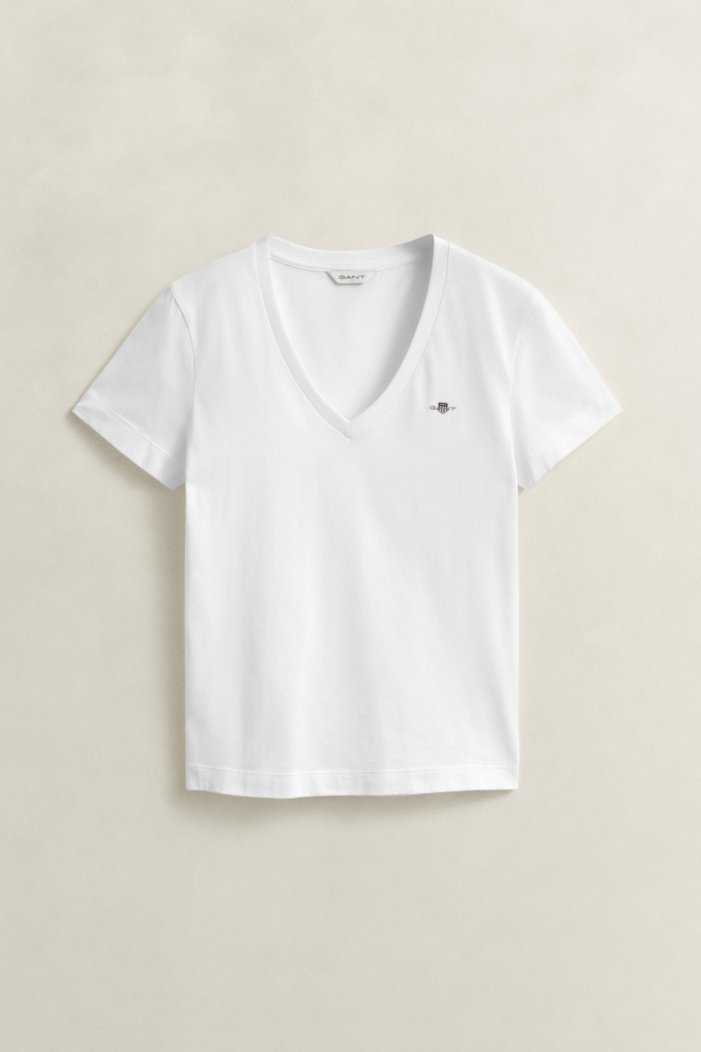 WHITE, REG SHIELD SS V-NECK T-SHIRT, FLAT-LAY BY GANT AU.