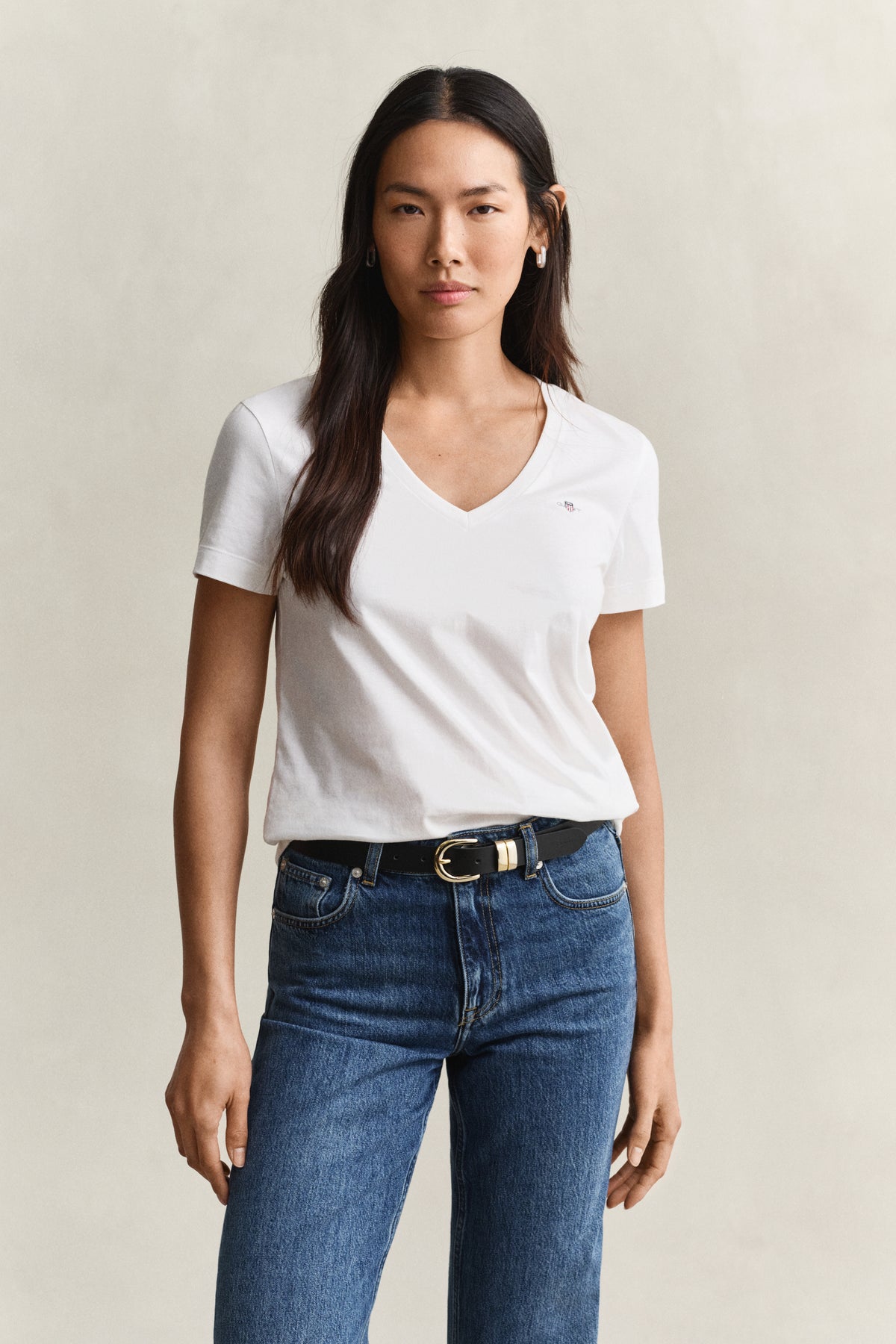 WHITE, REG SHIELD SS V-NECK T-SHIRT, FRONT-VIEW BY GANT AU.