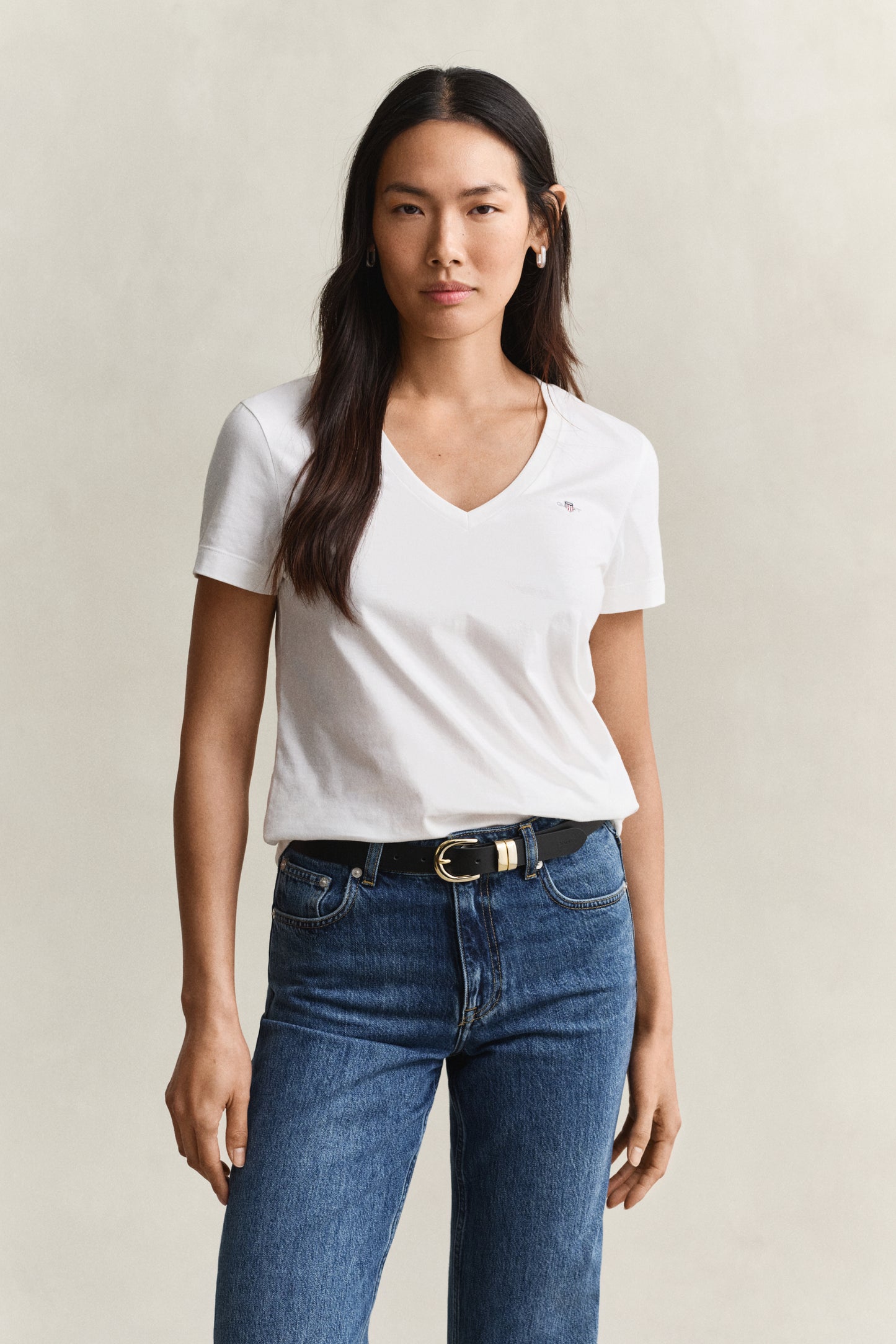 WHITE, REG SHIELD SS V-NECK T-SHIRT, FRONT-VIEW BY GANT AU.