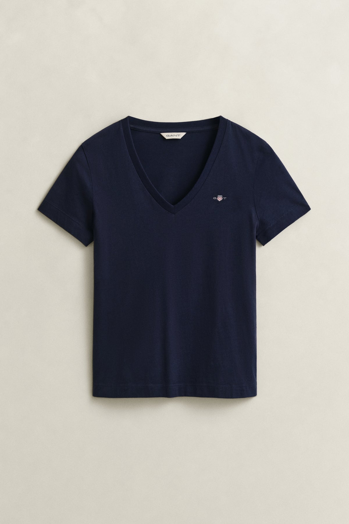 EVENING BLUE, REG SHIELD SS V-NECK T-SHIRT BY GANT AU.