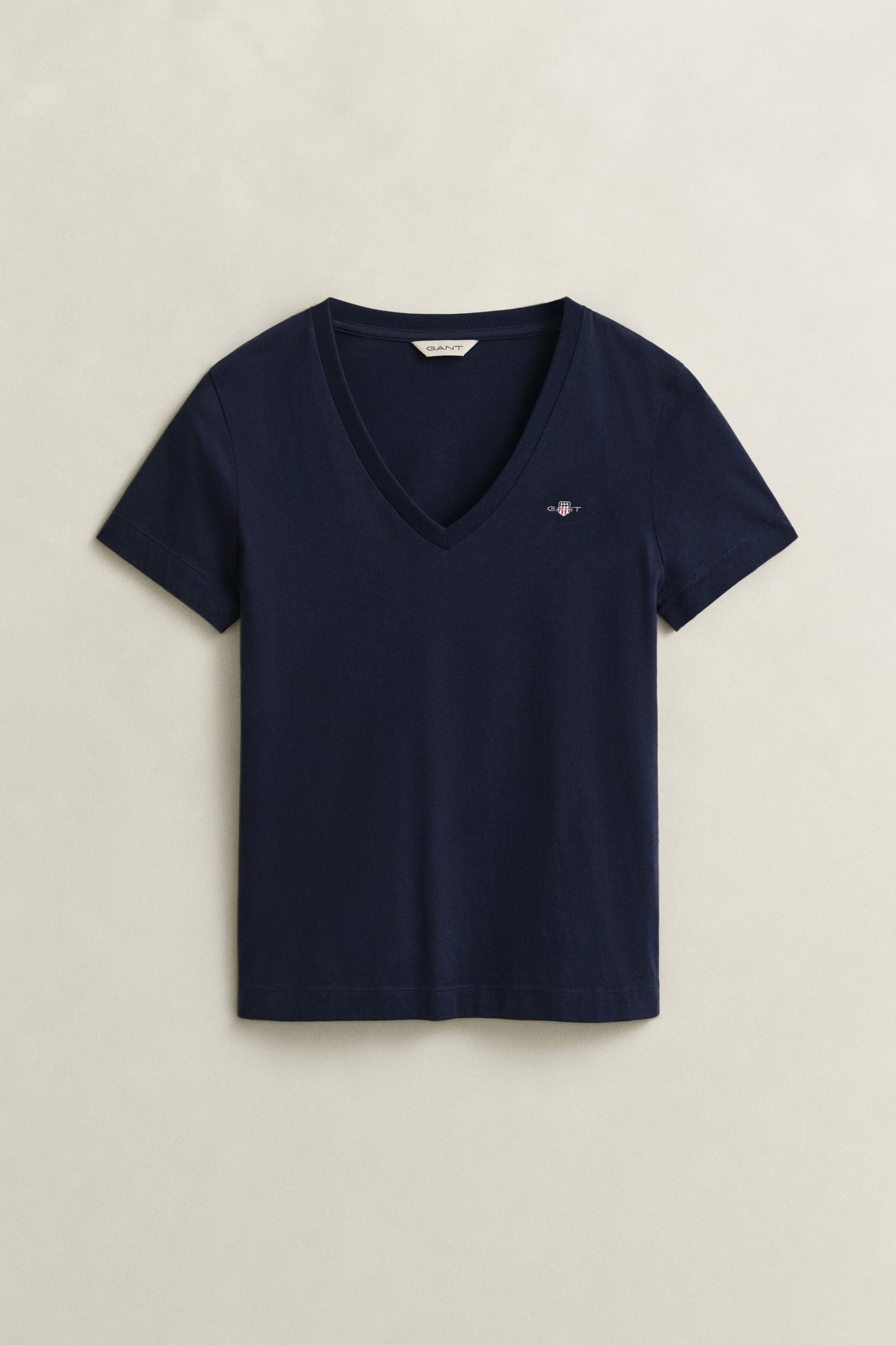 EVENING BLUE, REG SHIELD SS V-NECK T-SHIRT BY GANT AU.