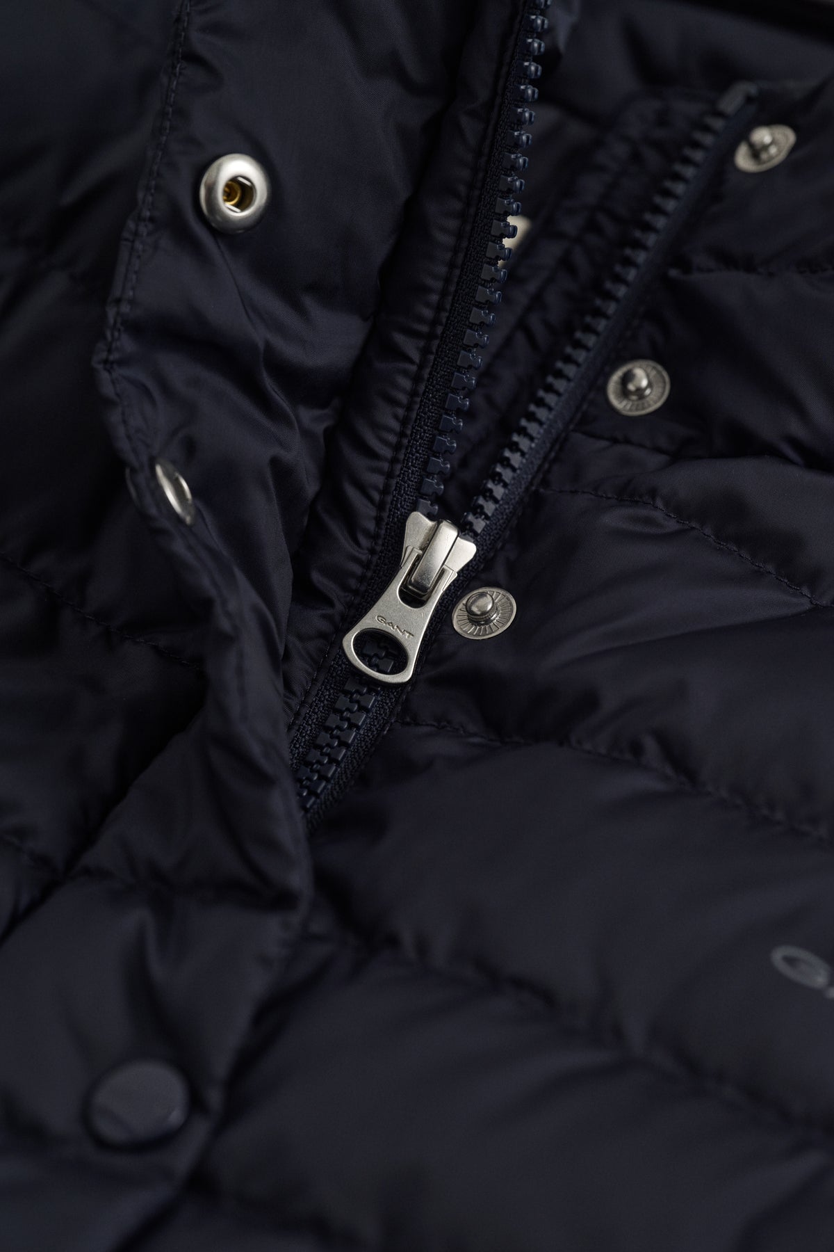 EVENING BLUE, LIGHT DOWN COAT, CLOSE-UP BY GANT AU.
