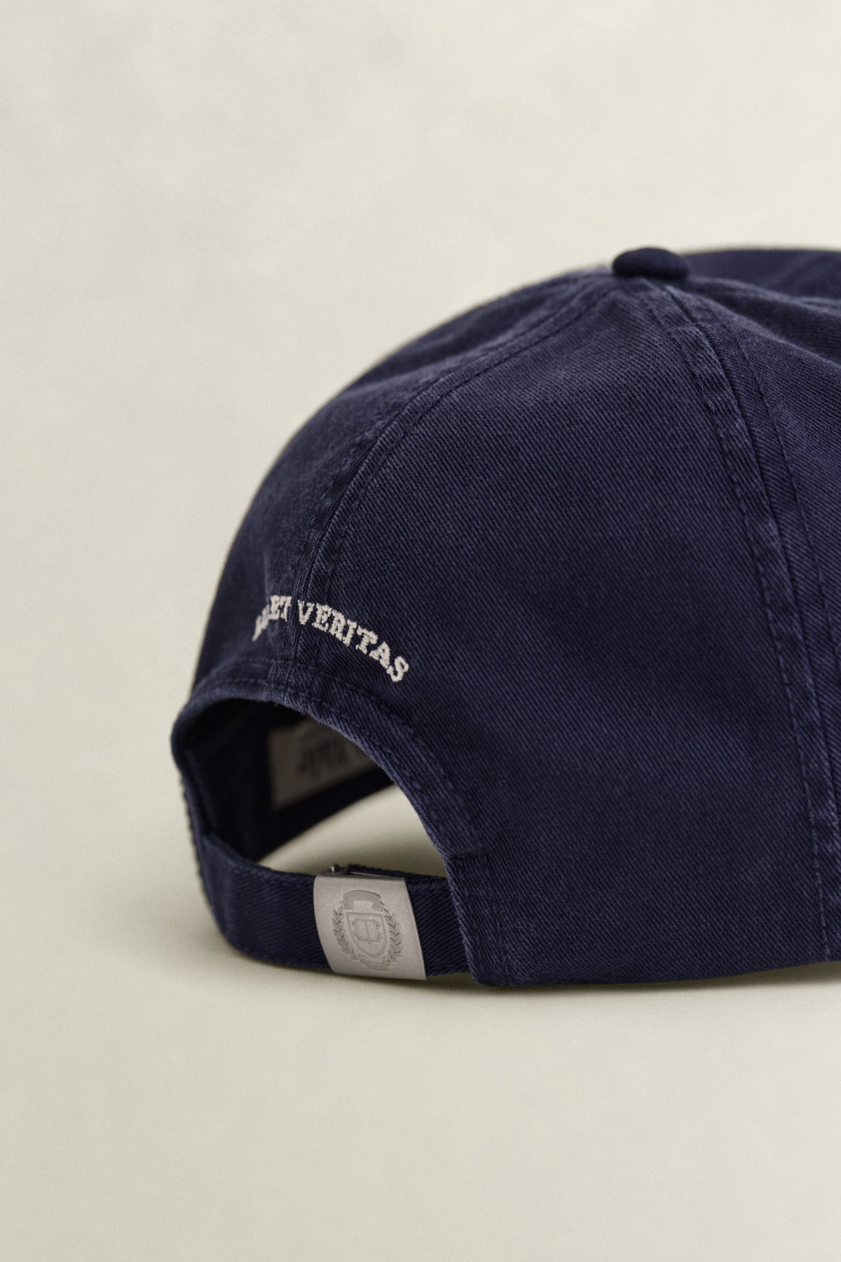 MARINE, YALE HEAVY WASHED COTTON TWILL CAP, CLOSE-UP BY GANT AU.
