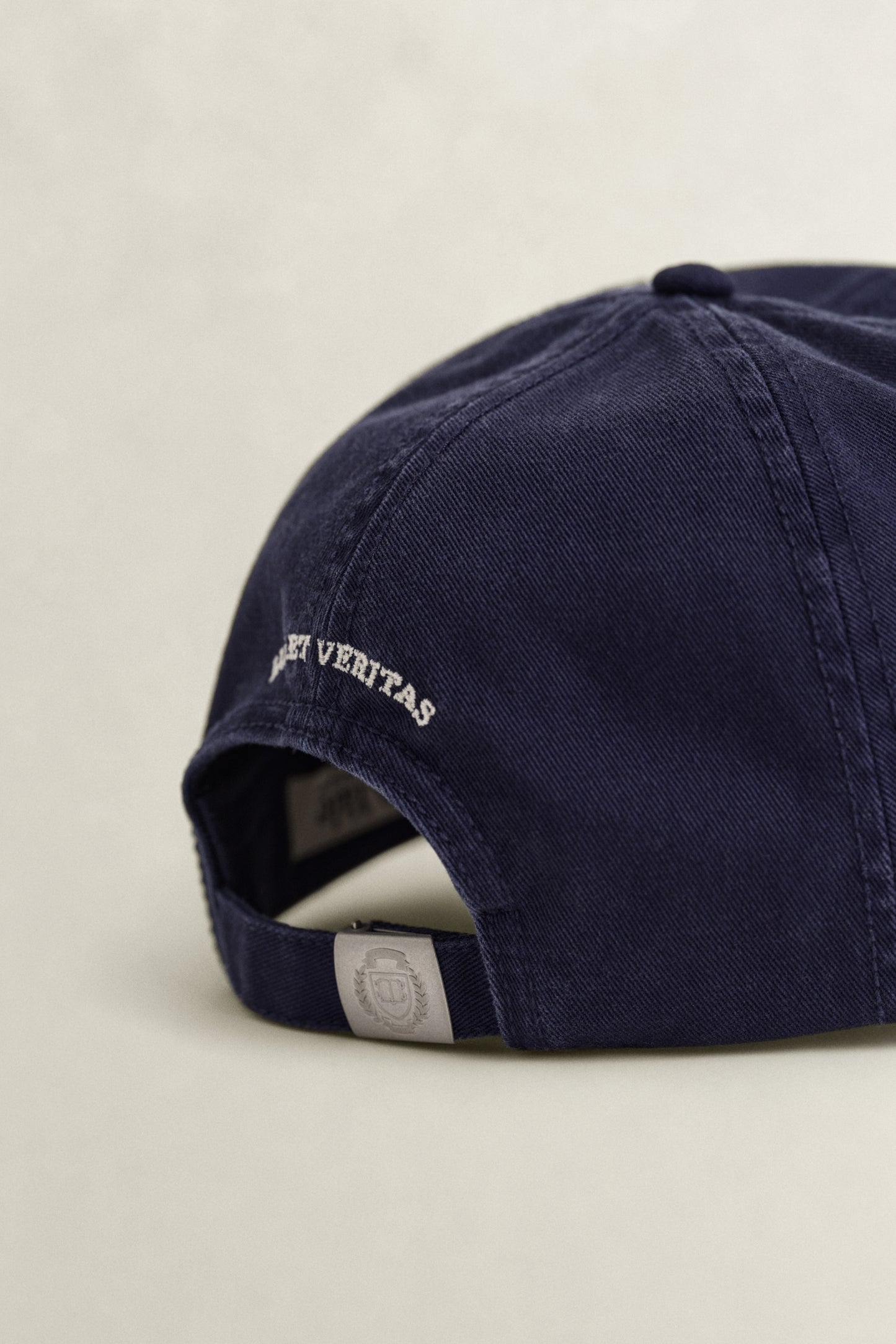MARINE, YALE HEAVY WASHED COTTON TWILL CAP, CLOSE-UP BY GANT AU.