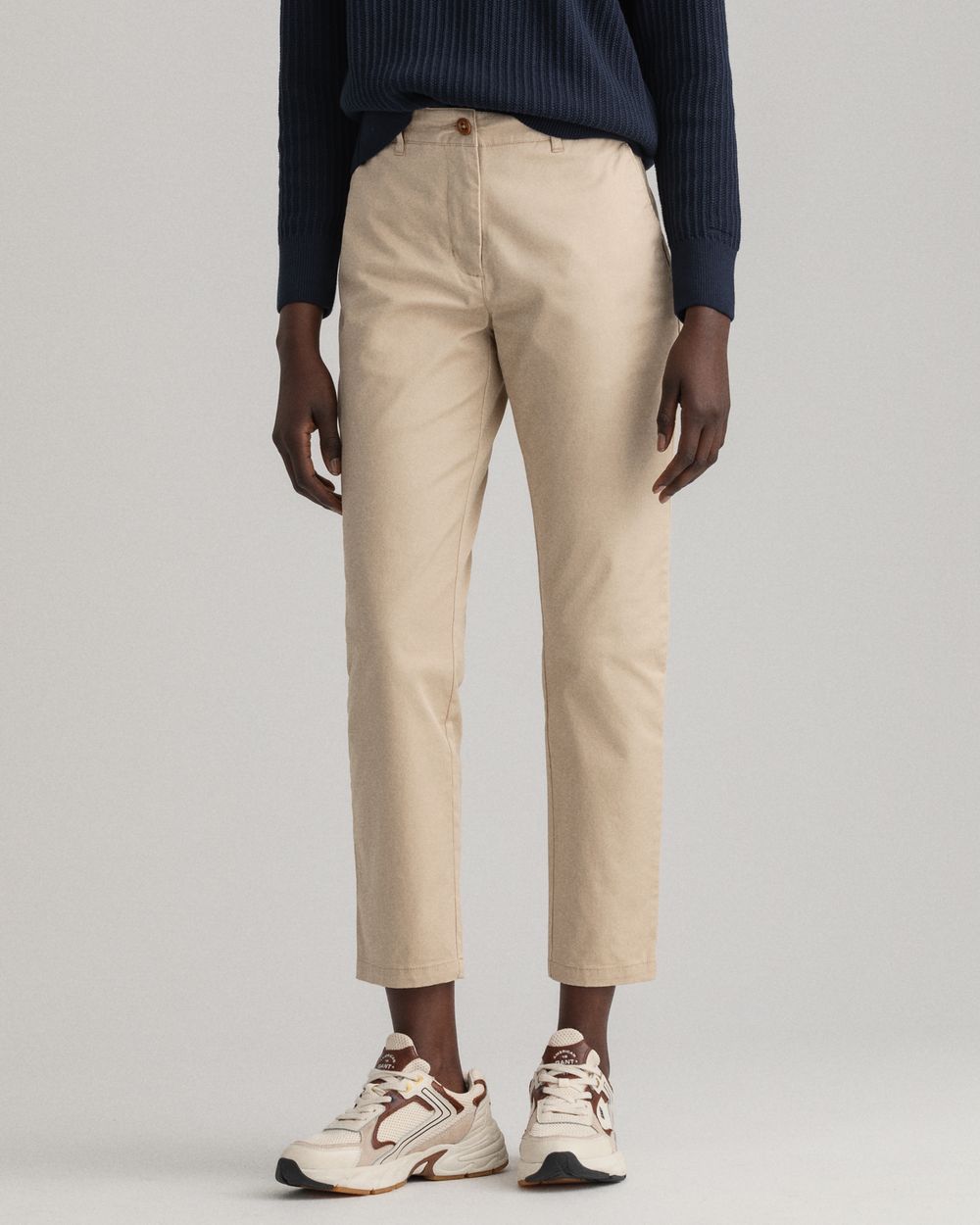 DRY SAND, FRYDA CLASSIC CHINOS, BACK-VIEW BY GANT AU.