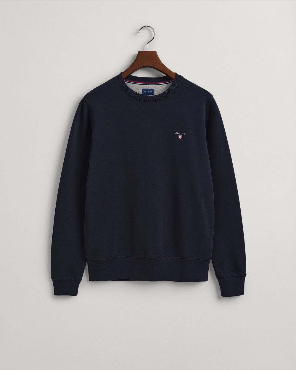 EVENING BLUE, ORIGINAL C-NECK SWEAT, FLAT-LAY BY GANT AU.