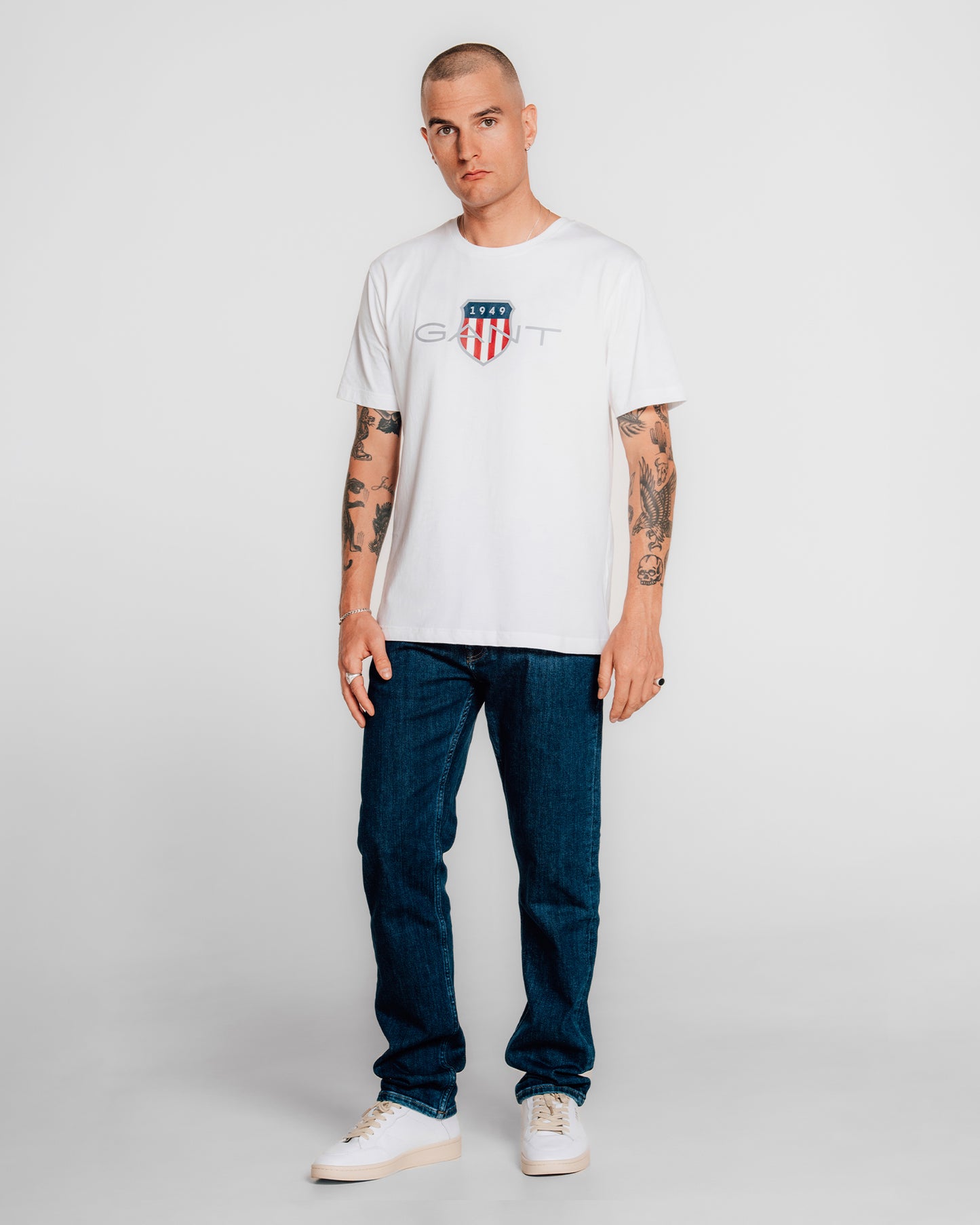 WHITE, REG ARCHIVE SHIELD TSHIRT BY GANT AU.